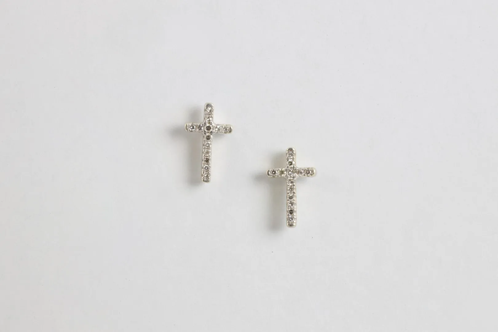 10k White Gold 0.06tcw Diamond Cross Stud Earrings (0.74g.)